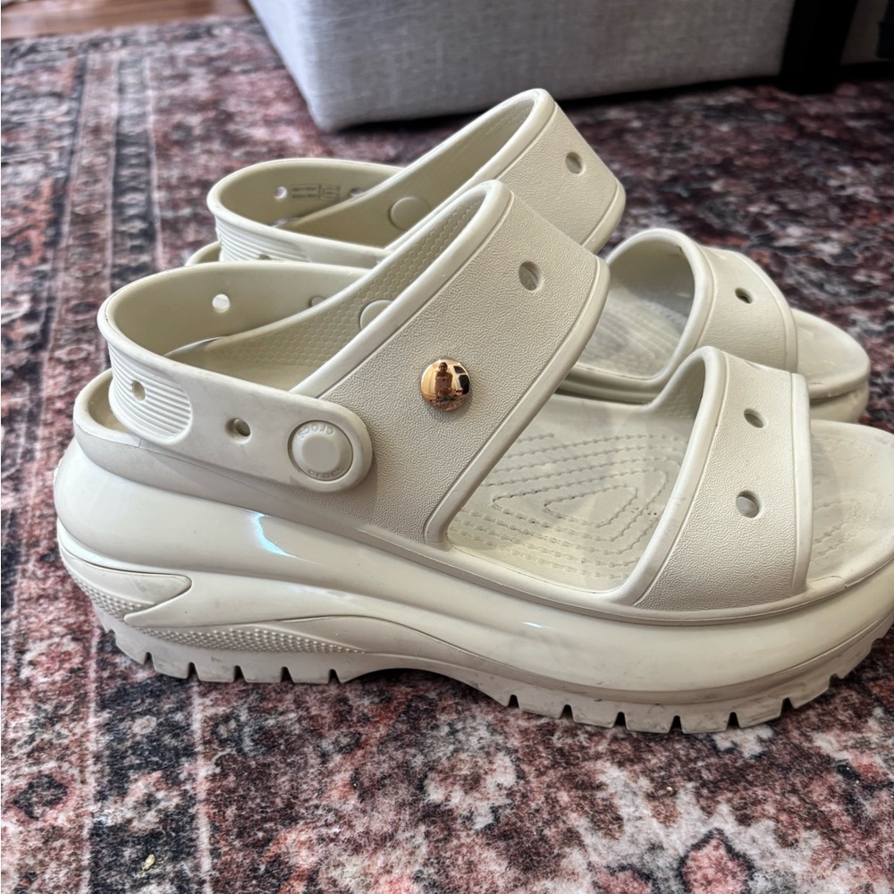 CROCS size 7 Mega Crush Sandal in an ivory/ sand color